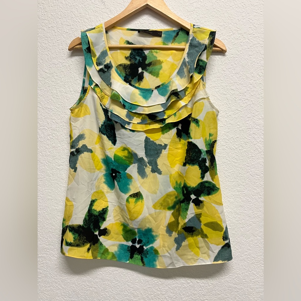 *Women’s The Limited Sleeveless Blouse Size M